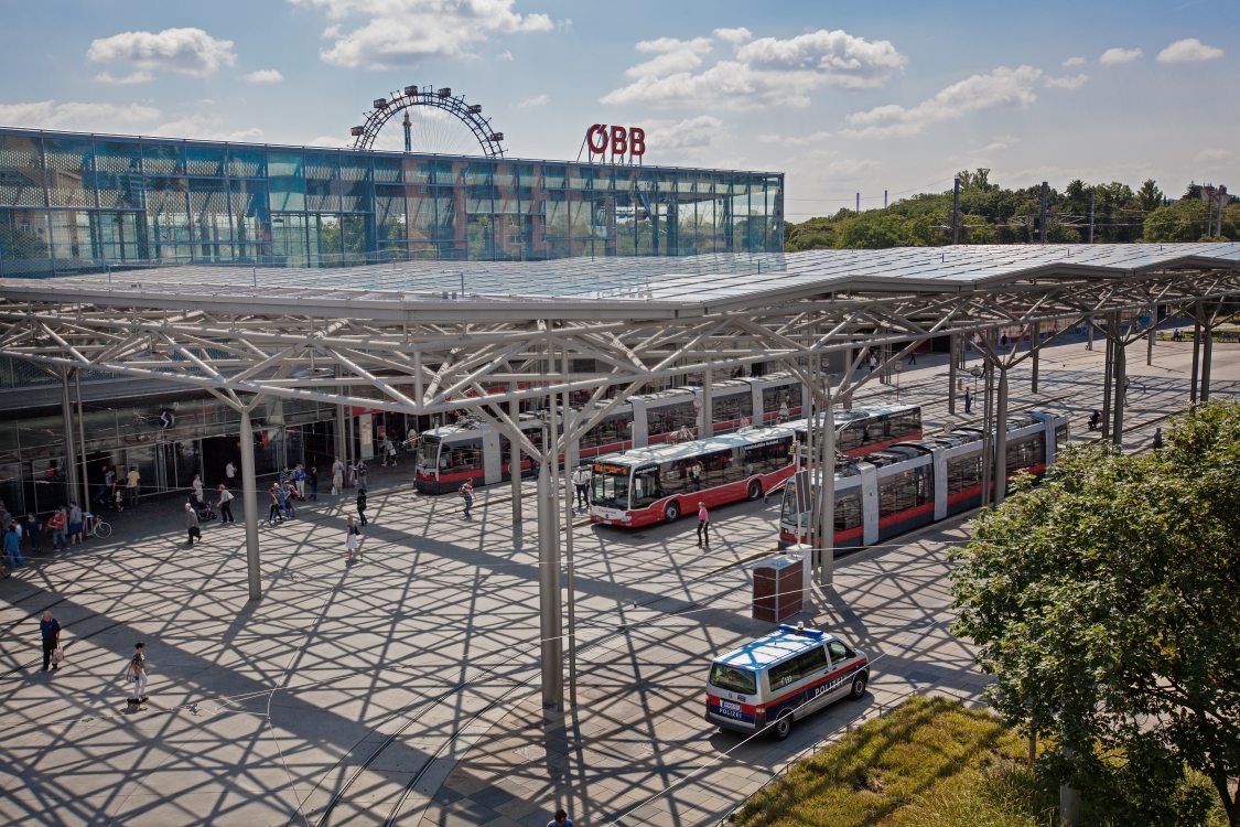 Linie O, Linie 5 mit Ulf und Linie 80a   am Praterstern Endstelle, Juli 14