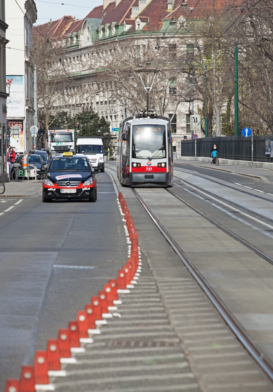 Linie 38 mit Type B1 (ulf)  in der sanierten Währingerstraße, März 14