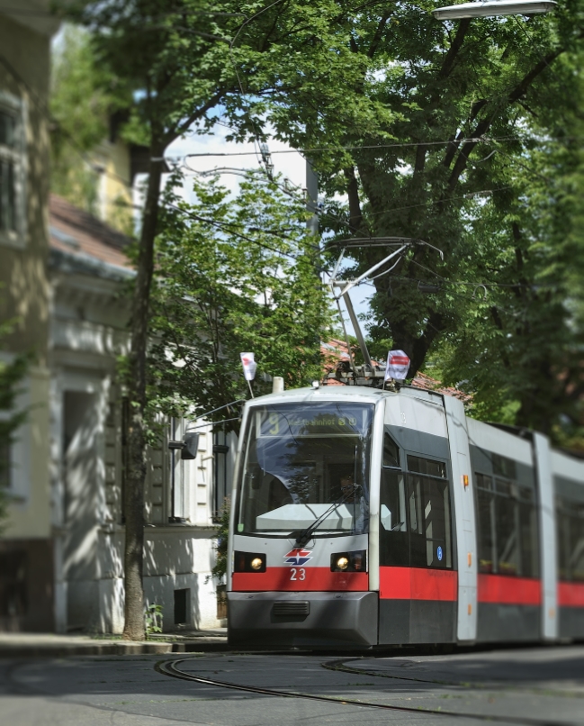 Straßenbahn der Linie 9.