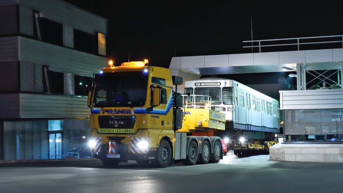 Nächtlicher Transfer eines U-Bahnzuges von der Hautwerkstätte in Wien Simmering in die Remise: dem neuen Verkehrsmuseum der Wiener Linien in Erdberg.