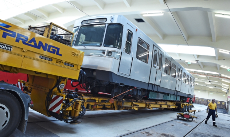 Nächtlicher Transfer eines U-Bahnzuges von der Hauptwerkstätte in Wien Simmering in die Remise, das neue Verkehrsmuseum der Wiener Linien in Erdberg.