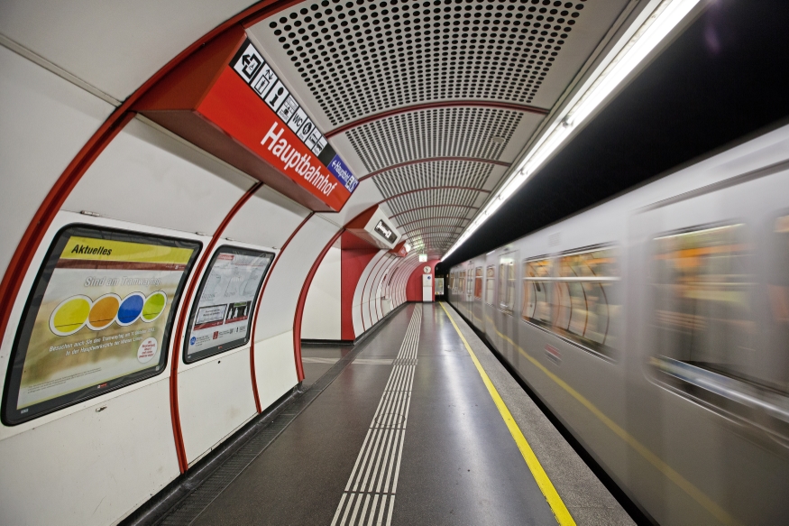 U-Bahn Zug der Linie U1 in Fahrtrichtung Reumannplatz in der Station Hauptbahnhof-Südtirolerplatz, Oktober 14