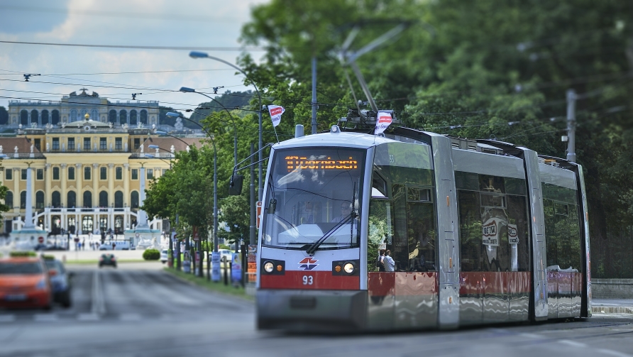 Straßenbahn der Linie 10 im Bereich Johnstraße / Schönbrunn.