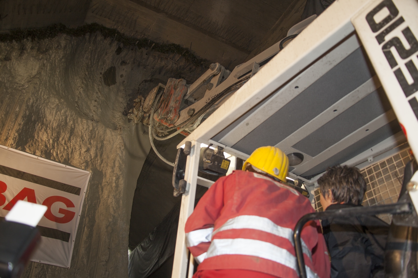 Tunnelanschlag in dem rund 30 Meter unter der A23 verlaufenden Tunnel bei der künftigen U1-Station Altes Landgut.

Tunnelpatin der künftigen Station Altes Landgut ist Nationalratspräsidentin Barbara Prammer.