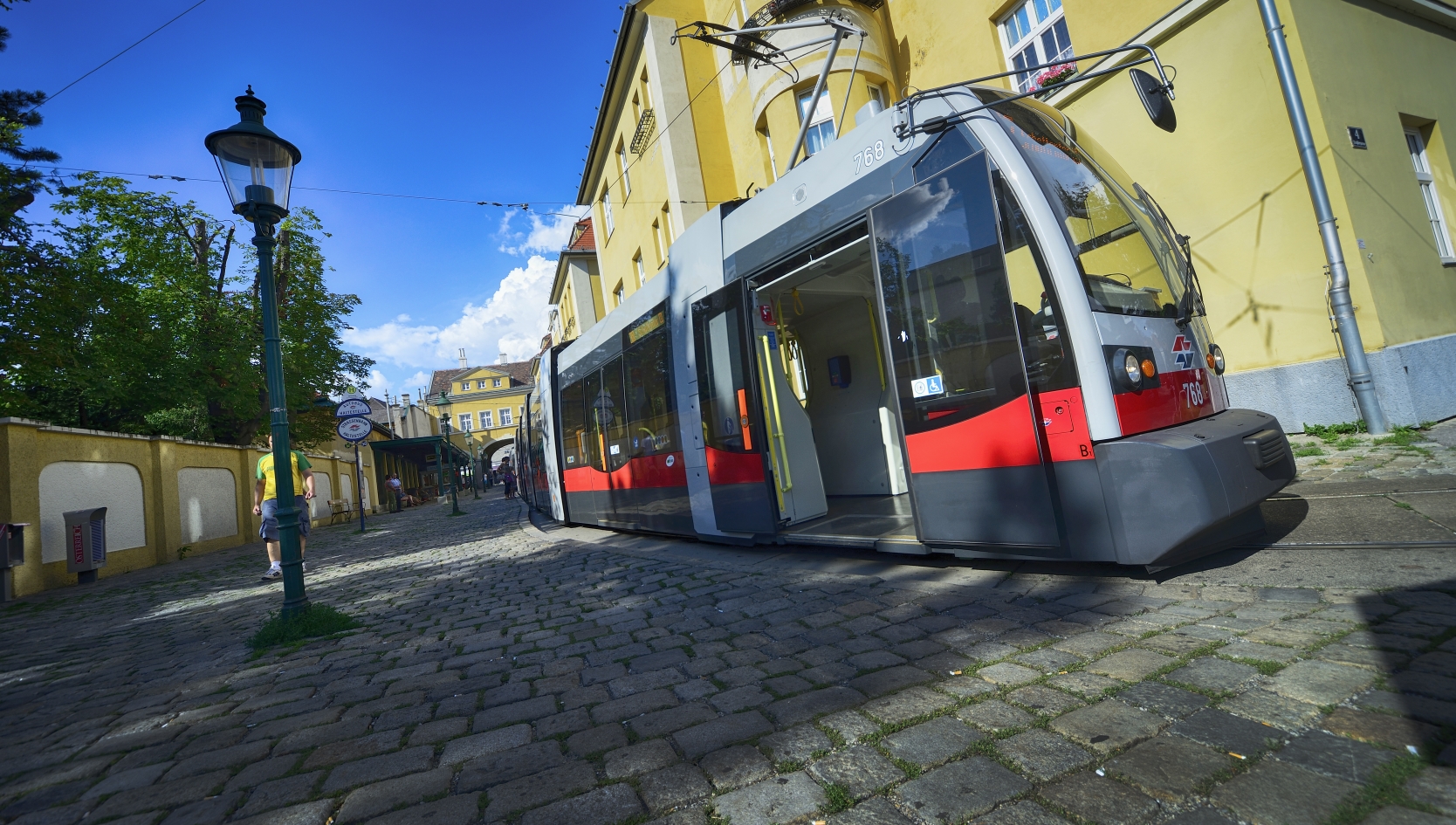 Straßenbahn der Linie 38 bei der Endstelle in Grinzing.