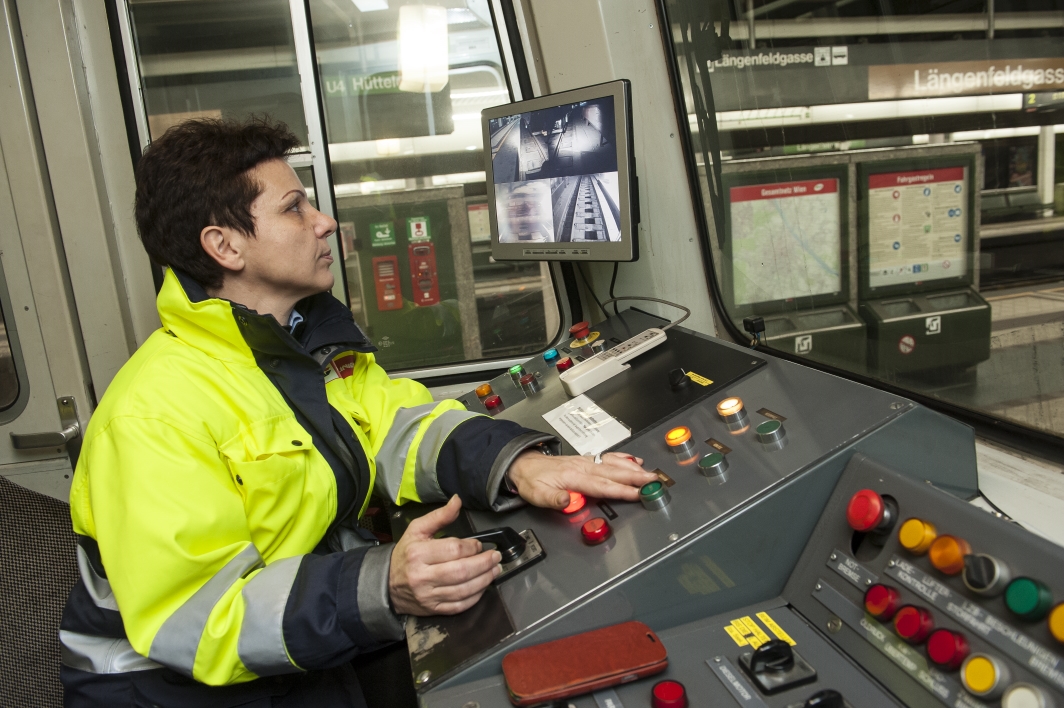 Mit einem speziellen Saugfahrzeug wird nach Betriebsschluss regelmäßig Mist und Unrat aus dem Gleisbereich von U-Bahn-Stationen und Strecken entfernt.