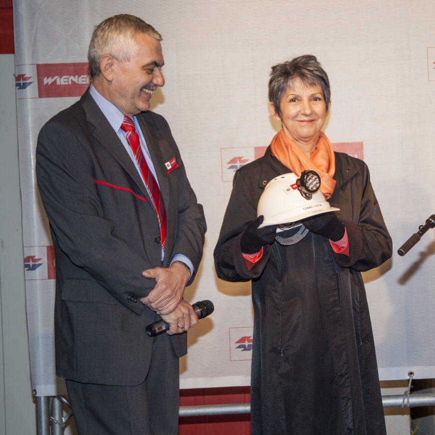 Tunnelanschlag in dem rund 30 Meter unter der A23 verlaufenden Tunnel bei der künftigen U1-Station Altes Landgut.

Tunnelpatin der künftigen Station Altes Landgut ist Nationalratspräsidentin Barbara Prammer.