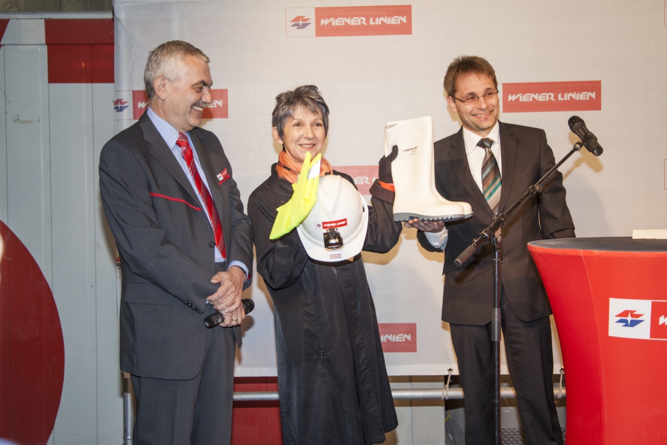 Tunnelanschlag in dem rund 30 Meter unter der A23 verlaufenden Tunnel bei der künftigen U1-Station Altes Landgut.

Tunnelpatin der künftigen Station Altes Landgut ist Nationalratspräsidentin Barbara Prammer.