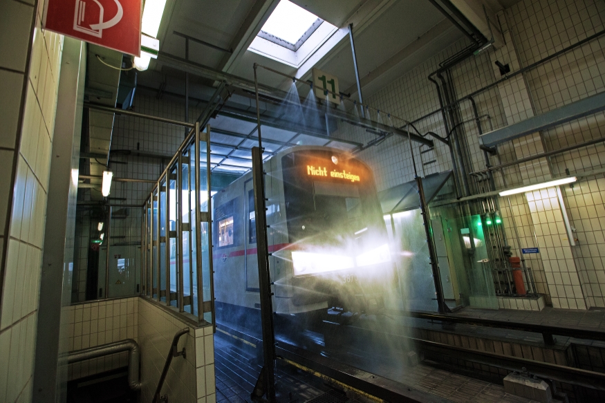 U-Bahnhof Erdberg mit V-Zug in der Waschstraße, März 2014