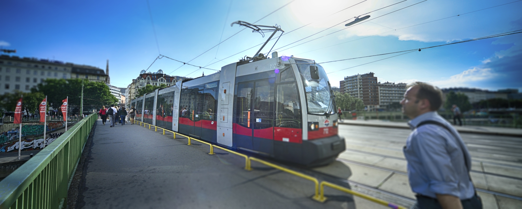 Straßenbahn der Linie 2 auf der Marienbrücke über den Donaukanal.