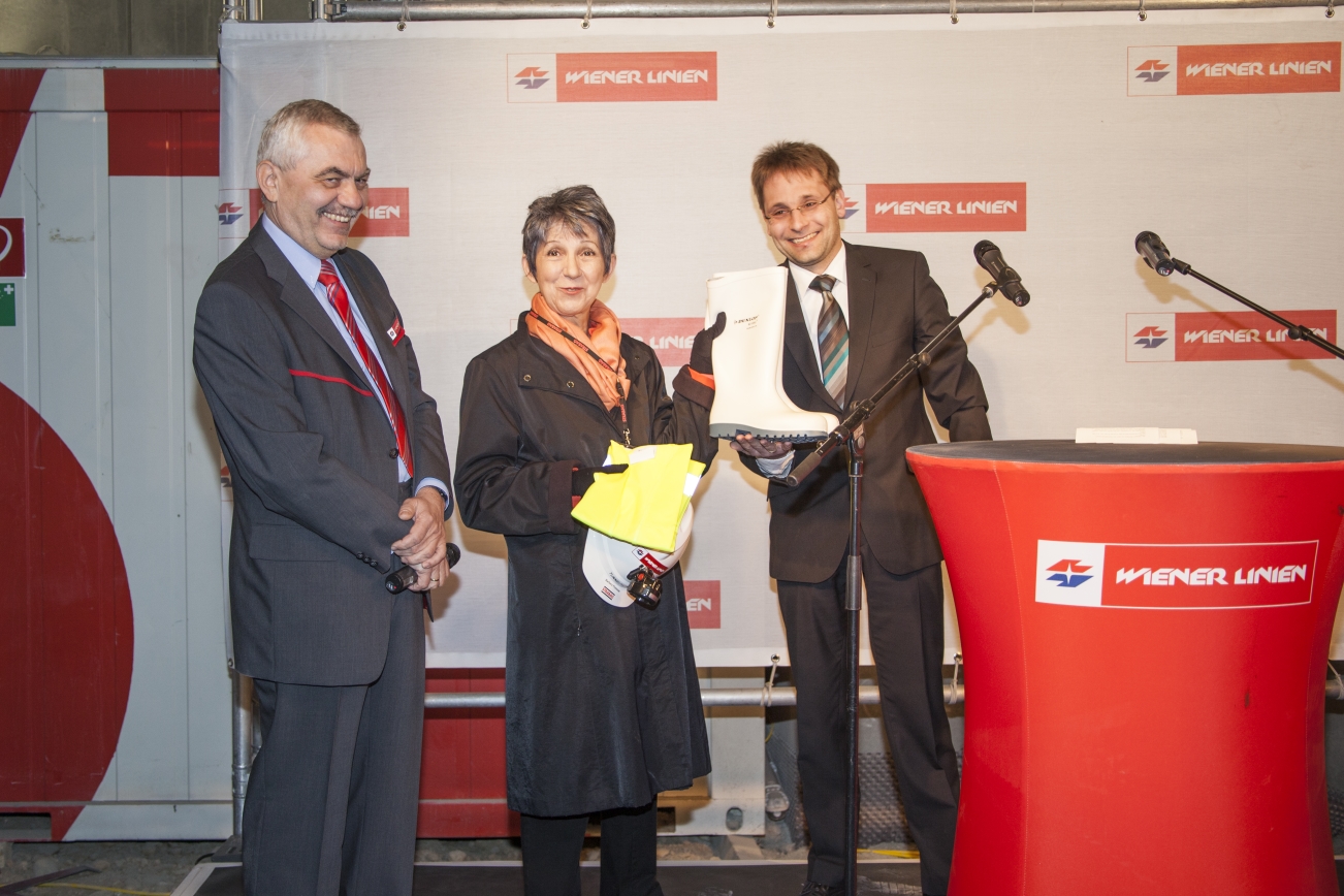 Tunnelanschlag in dem rund 30 Meter unter der A23 verlaufenden Tunnel bei der künftigen U1-Station Altes Landgut.

Tunnelpatin der künftigen Station Altes Landgut ist Nationalratspräsidentin Barbara Prammer.