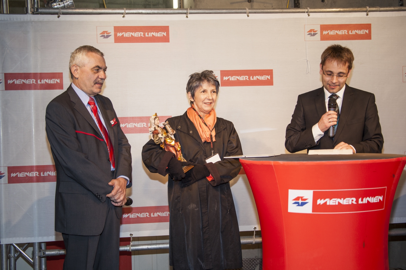 Tunnelanschlag in dem rund 30 Meter unter der A23 verlaufenden Tunnel bei der künftigen U1-Station Altes Landgut.

Tunnelpatin der künftigen Station Altes Landgut ist Nationalratspräsidentin Barbara Prammer.