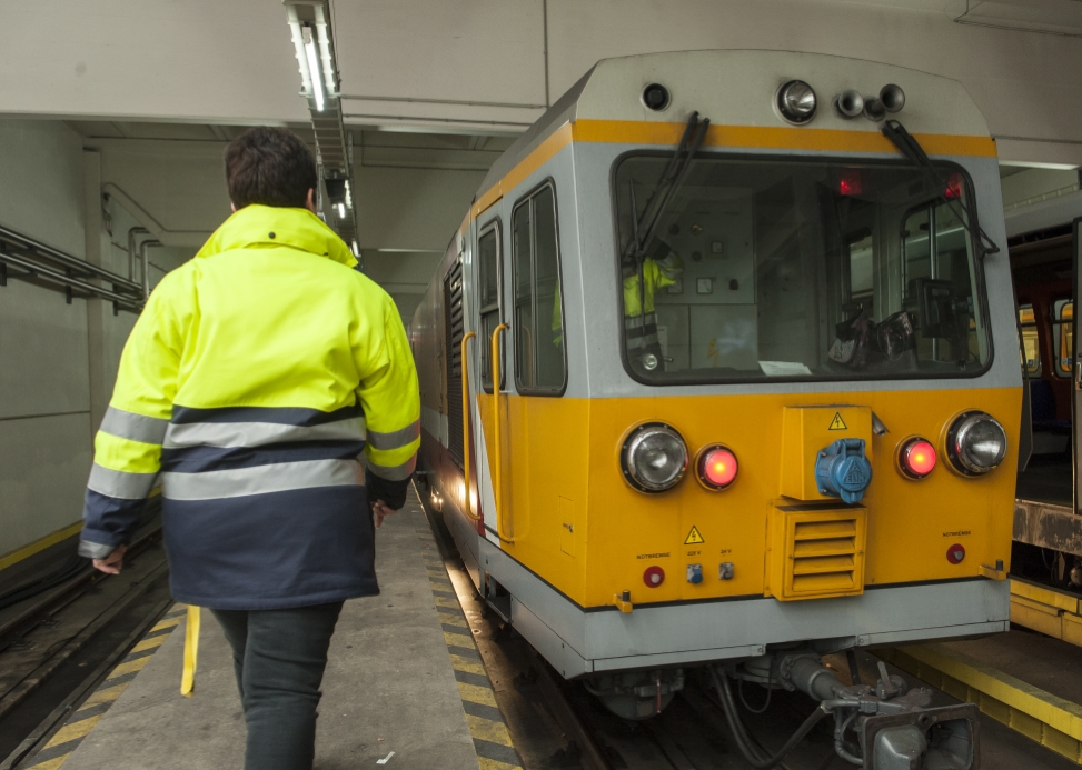 Mit einem speziellen Saugfahrzeug wird nach Betriebsschluss regelmäßig Mist und Unrat aus dem Gleisbereich von U-Bahn-Stationen und Strecken entfernt.