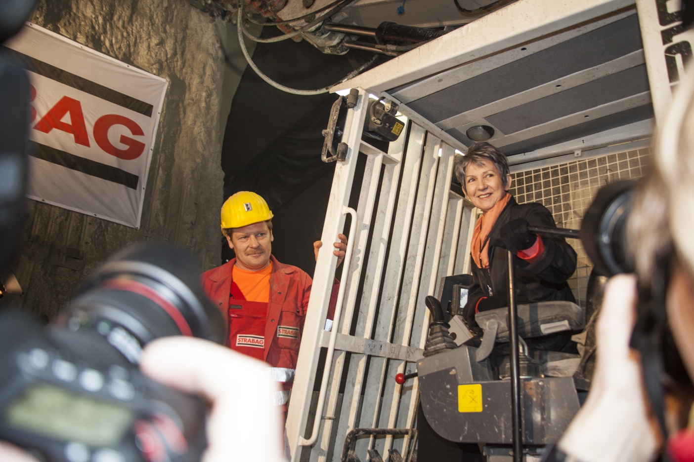 Tunnelanschlag in dem rund 30 Meter unter der A23 verlaufenden Tunnel bei der künftigen U1-Station Altes Landgut.

Tunnelpatin der künftigen Station Altes Landgut ist Nationalratspräsidentin Barbara Prammer.