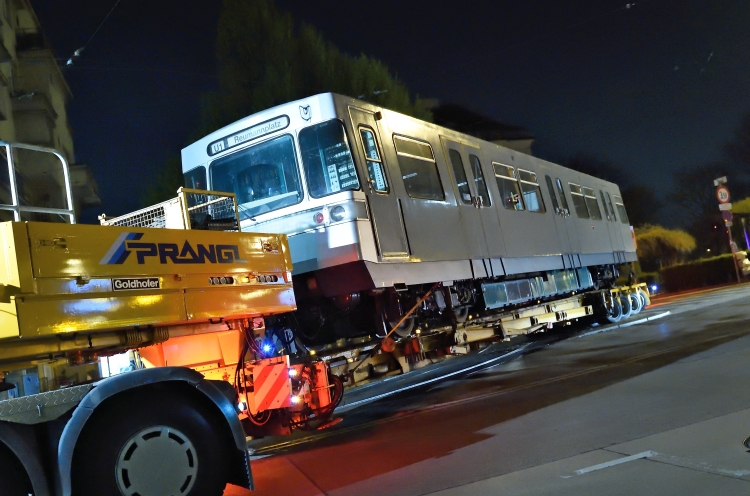 Nächtlicher Transfer eines U-Bahnzuges von der Hauptwerkstätte in Wien Simmering in die Remise, das neue Verkehrsmuseum der Wiener Linien in Erdberg.