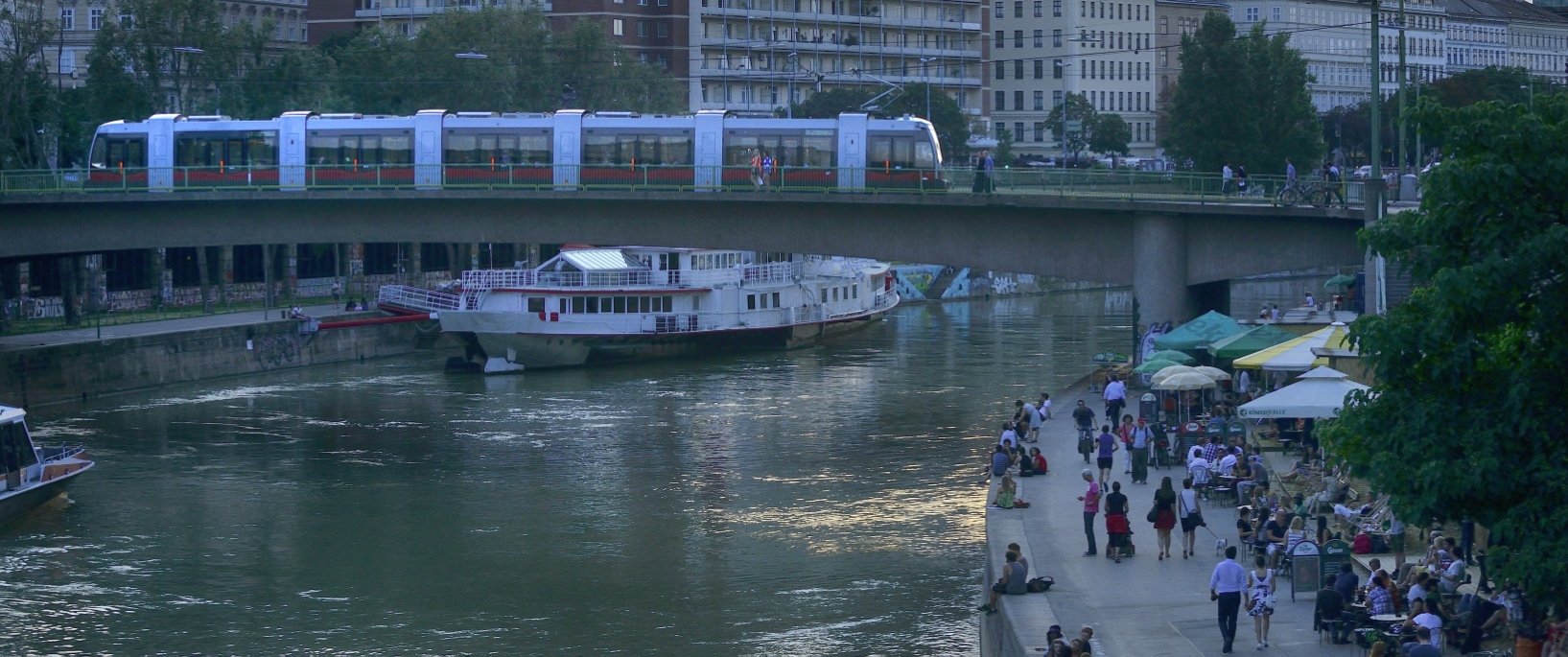 Straßenbahn der Linie 2 auf der Marienbrücke über den Donaukanal.