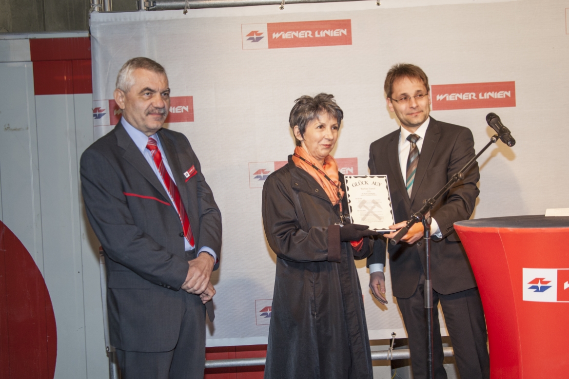 Tunnelanschlag in dem rund 30 Meter unter der A23 verlaufenden Tunnel bei der künftigen U1-Station Altes Landgut.

Tunnelpatin der künftigen Station Altes Landgut ist Nationalratspräsidentin Barbara Prammer.