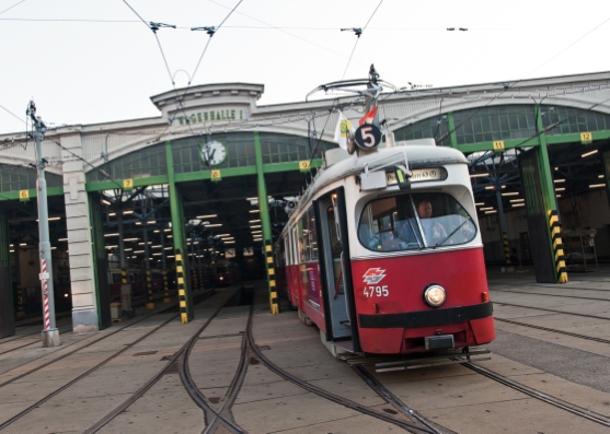 Linie 5 mit Type E1-c4  fährt wegen einer Betriebsversammlung erst um halb 7 aus der Remise