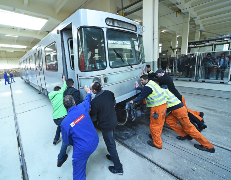 Der von der Hauptwerkstätte in Wien Simmering transportierte U-Bahnzug erreicht in der Remise, dem neuen Verkehrsmuseum der Wiener Linien in Erdberg sein Ziel.