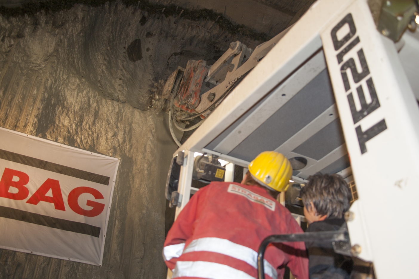 Tunnelanschlag in dem rund 30 Meter unter der A23 verlaufenden Tunnel bei der künftigen U1-Station Altes Landgut.

Tunnelpatin der künftigen Station Altes Landgut ist Nationalratspräsidentin Barbara Prammer.