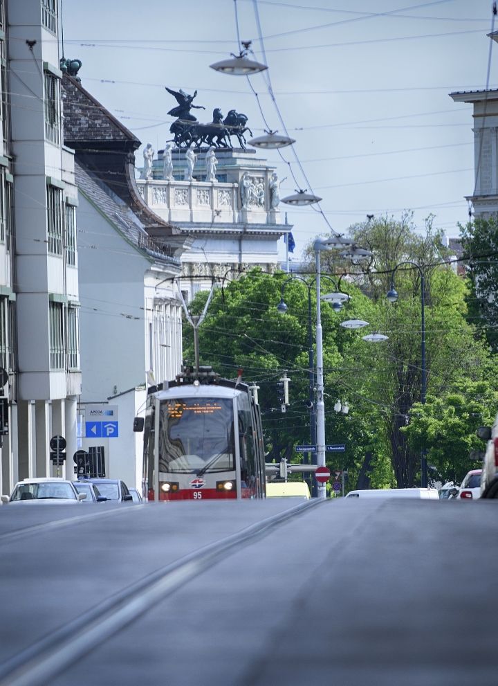 Straßenbahn der Linie 46, hier im Bild auf der Lerchenfelderstraße in Fahrrichtung Joachimsthalerplatz.