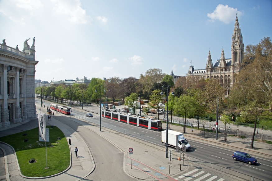 Linie D mit Type B1   am UniRing beim Rathaus, April 14