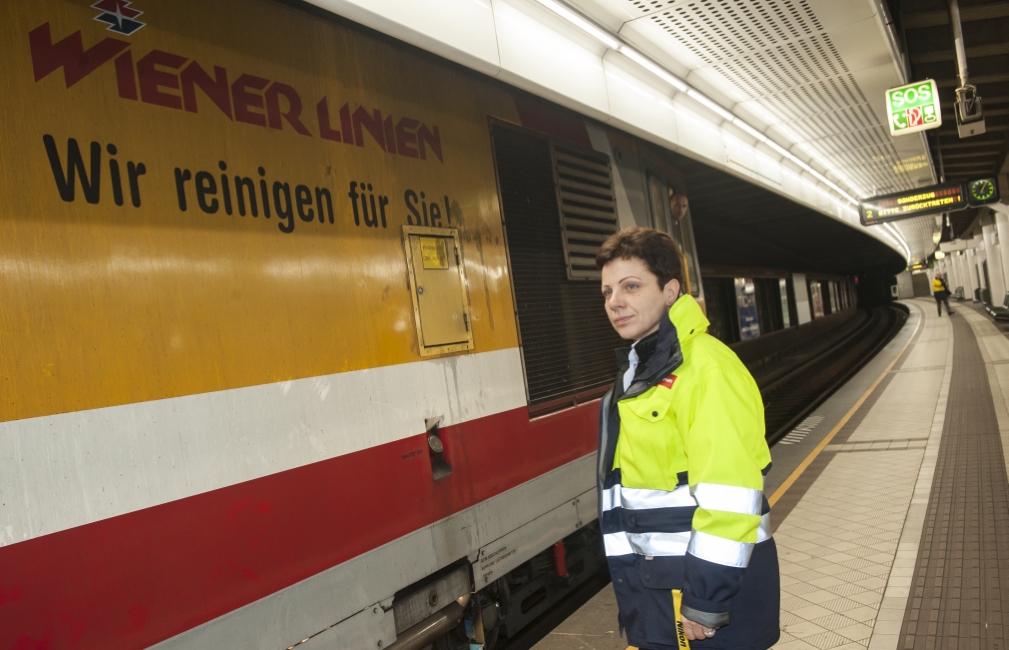 Mit einem speziellen Saugfahrzeug wird nach Betriebsschluss regelmäßig Mist und Unrat aus dem Gleisbereich von U-Bahn-Stationen und Strecken entfernt.