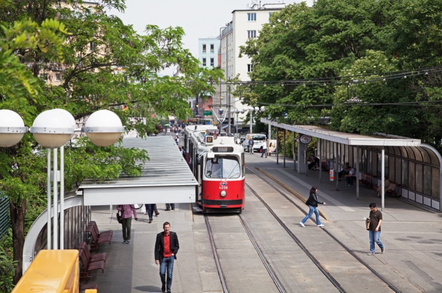 Zug Linie 67  mit der Type E2-c5  am Reumannplatz, mai 2104