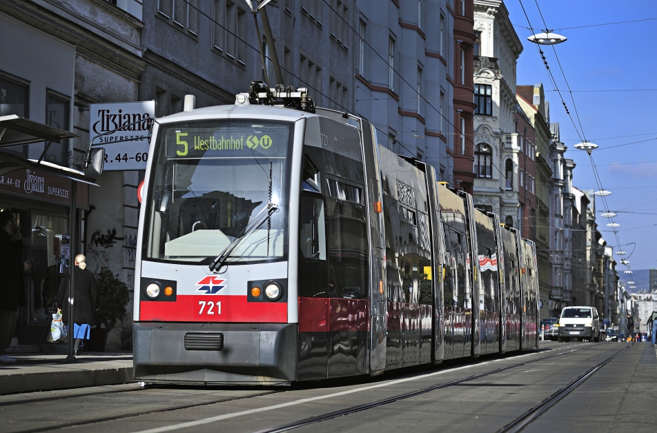 Straßenbahn der Linie 5 in der Kaiserstraße.