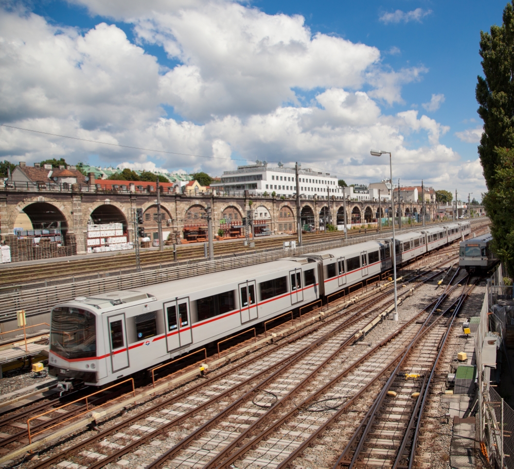 U-Bahnlinie U4   bei der  Wasserleitungswiese kurz vor Station Spittelau, Juni 14