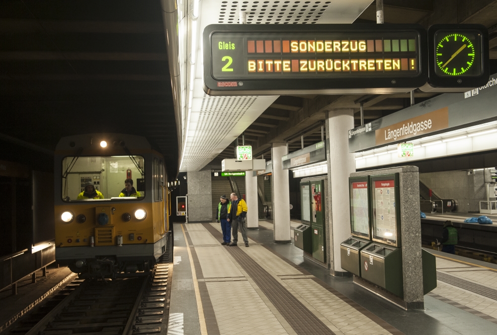 Mit einem speziellen Saugfahrzeug wird nach Betriebsschluss regelmäßig Mist und Unrat aus dem Gleisbereich von U-Bahn-Stationen und Strecken entfernt.