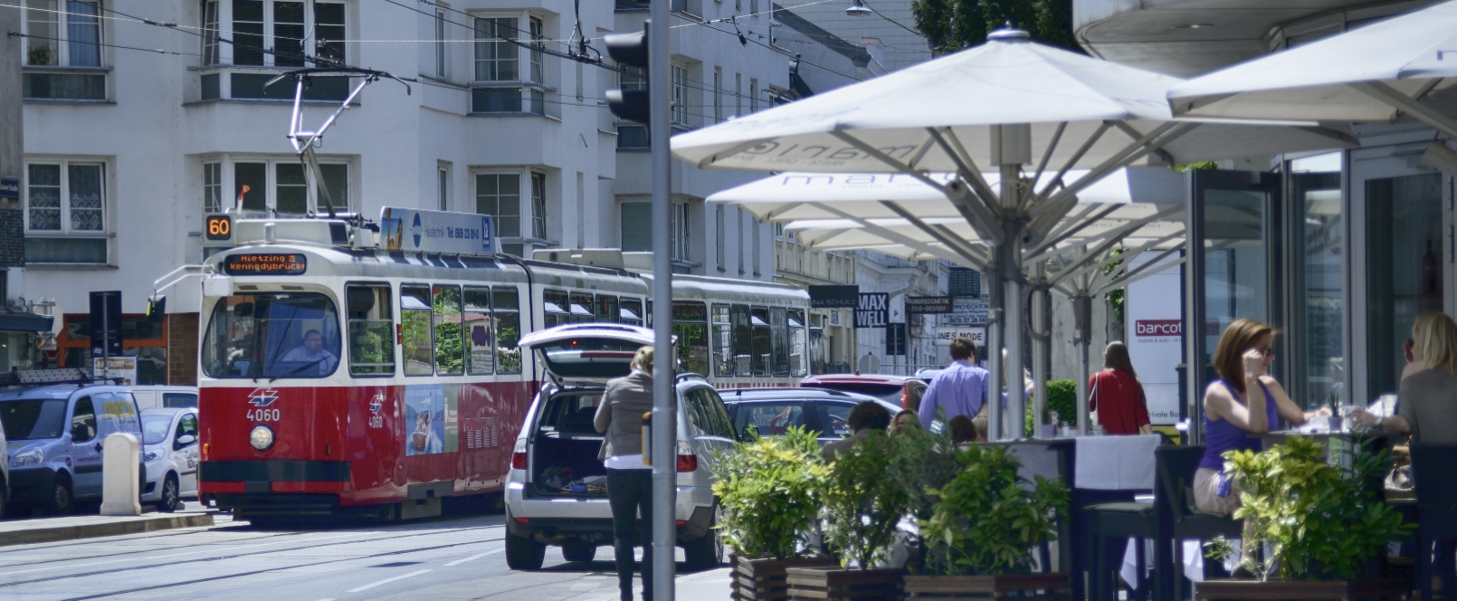 Straßenbahn der Linie 60.