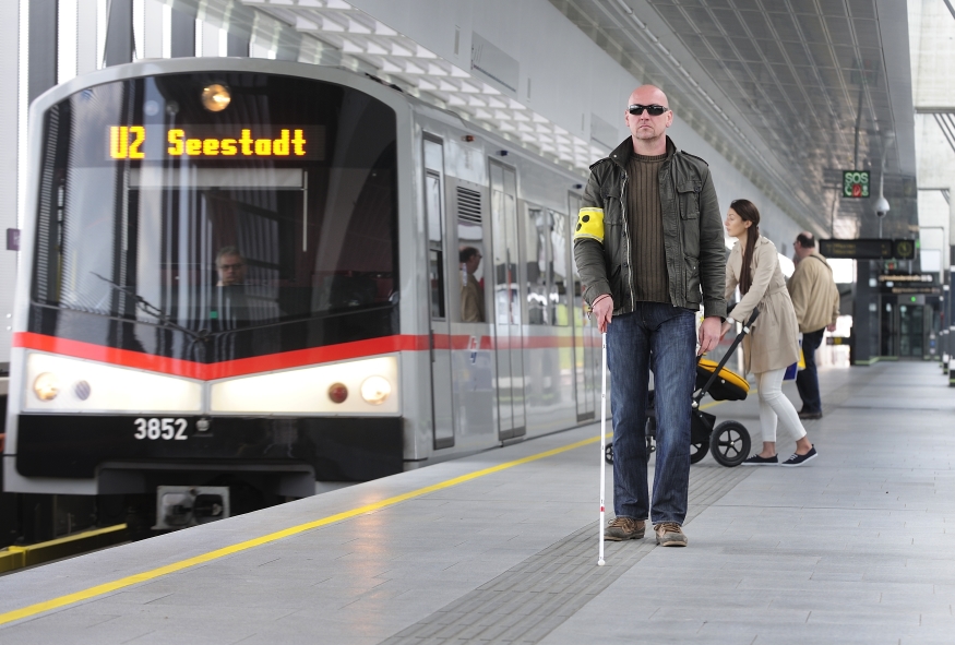 Das taktile Leitsystem erleichtert sehbehinderten Menschen die Benützung der öffentlichen Verkehrsmittel.