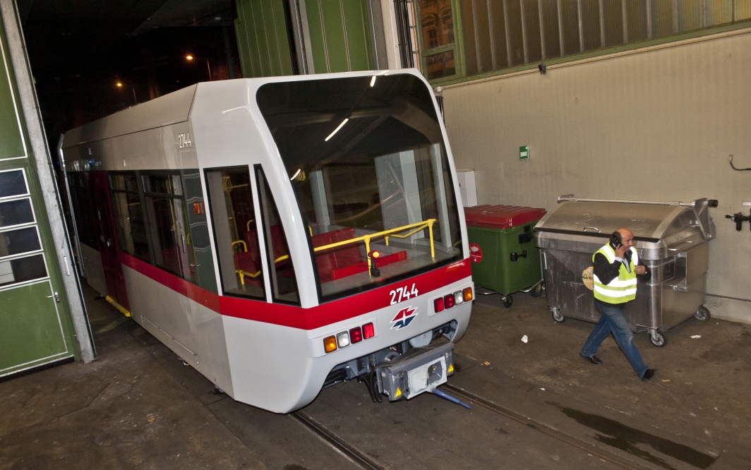 Neu ausgelieferte U6-Garnitur wird von der Hauptwerkstätte Simmering über das Straßenbahnnetz zum Bahnhof Michelbeuern gezogen.   Garnitur erreicht sein Ziel in der Werkstatthalle im Bahnhof Michelbeuern.