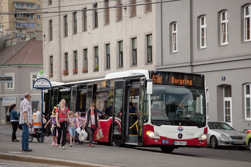 Neue Busse am 57A  bei der Station Anschützgasse, Juni 2014