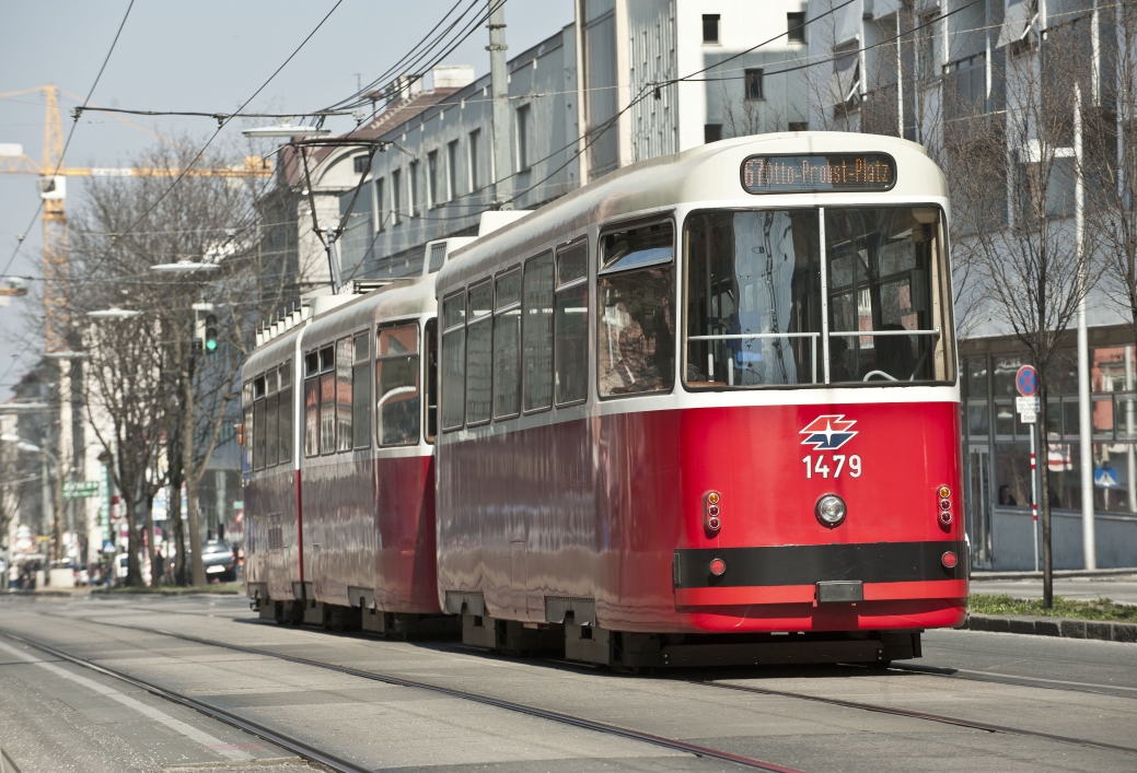 Straßenbahn der Linie 67 in Fahrt auf der Favoritenstraße in Fahrtrichtung Otto-Probst Platz.