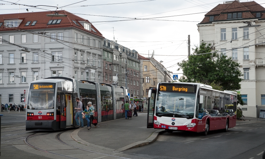 Neue Busse am 57A und ein neuer Ulf auf  Linie 58 mit Type B1, Rudolfsheim, Juni 2014