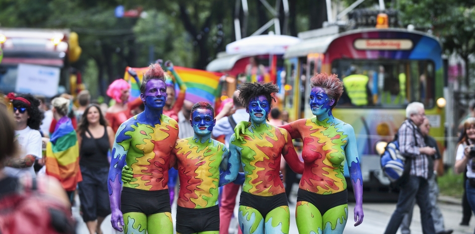 Zwei Sonderzüge der Wiener Linien führen wie jedes Jahr auch die diesjährige Regenbogenparade über die Wiener Ringstraße an.