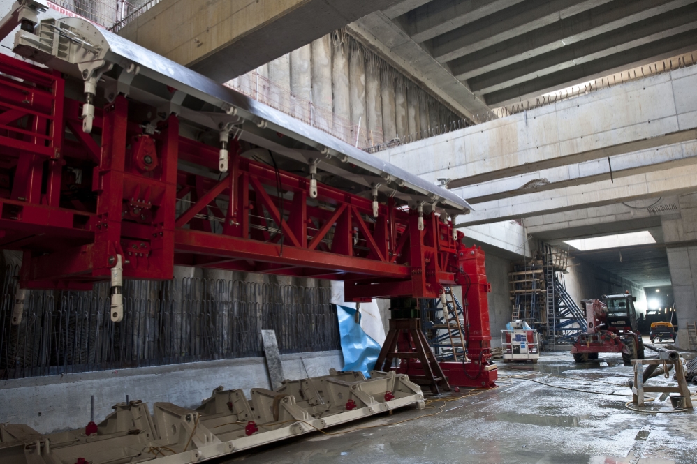 Schalwagen wird für Tunnelbauarbeiten beim Ausbau der U-Bahnlinie U1 Richtung Oberlaa im Bereich Favoritenstraße Ecke Klausenburger Straße vorbereitet.