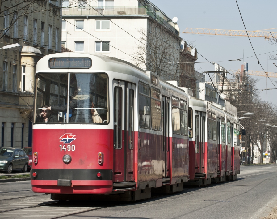 Straßenbahn der Linie 67 in Fahrt auf der Favoritenstraße in Fahrtrichtung Otto-Probst Platz.