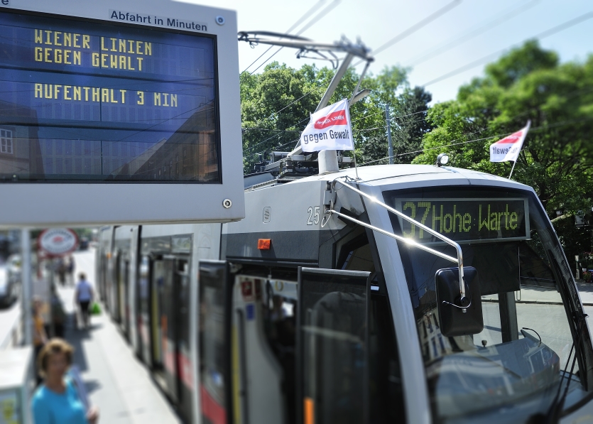 Nachdem es in den letzten Monaten zu mehreren niederträchtigen Übergriffen auf MitarbeiterInnen der Wiener Linien gekommen war, setzen die Wiener Linien, die Belegschaftsvertretung und Öffi-Stadträtin Renate Brauner ein deutliches Zeichen gegen Gewalt. Um 11.00 Uhr werden alle Verkehrsmittel der Wiener Linien für drei Minuten angehalten; eine Durchsage wird auf die Problematik der Übergriffe aufmerksam machen und auf Möglichkeiten zur Unterstützung und Solidarität mit dem Personal der Wiener Linien hinweisen.