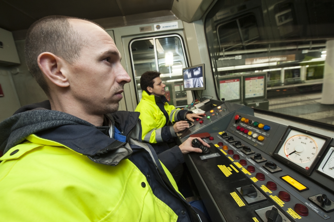 Mit einem speziellen Saugfahrzeug wird nach Betriebsschluss regelmäßig Mist und Unrat aus dem Gleisbereich von U-Bahn-Stationen und Strecken entfernt.