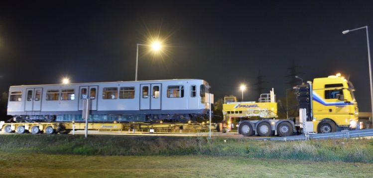 Nächtlicher Transfer eines U-Bahnzuges von der Hauptwerkstätte in Wien Simmering in die Remise, das neue Verkehrsmuseum der Wiener Linien in Erdberg.