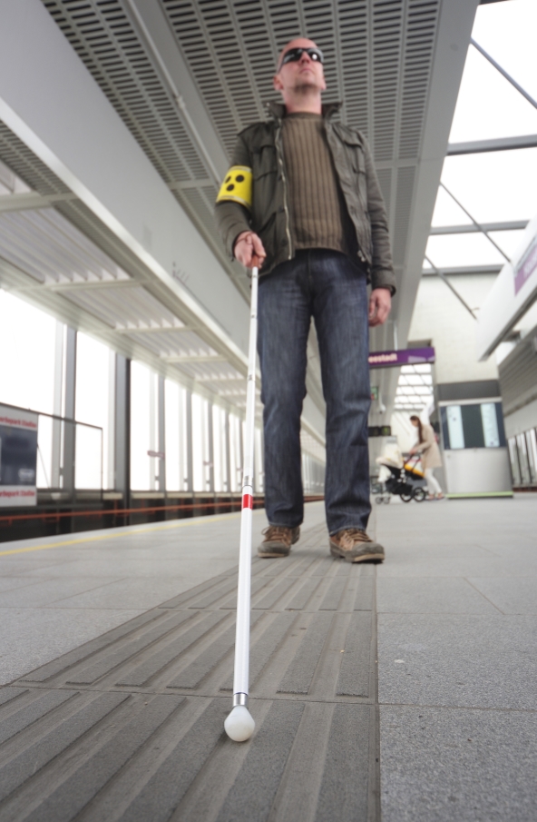 Das taktile Leitsystem erleichtert sehbehinderten Menschen die Benützung der öffentlichen Verkehrsmittel.