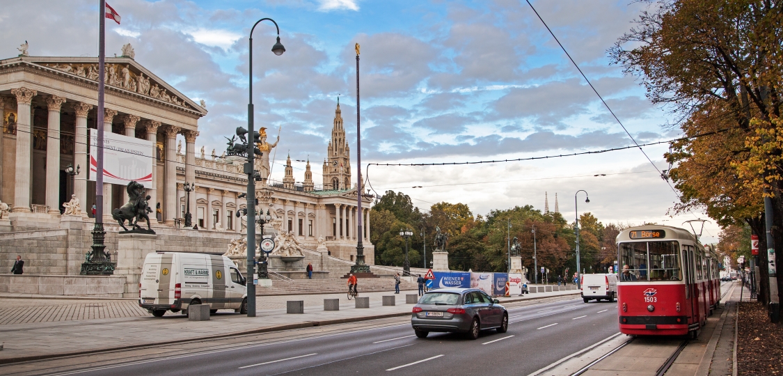 Linie 71 mir E2-c5 Garnitur am Ring beim Parlament, Oktober 2014