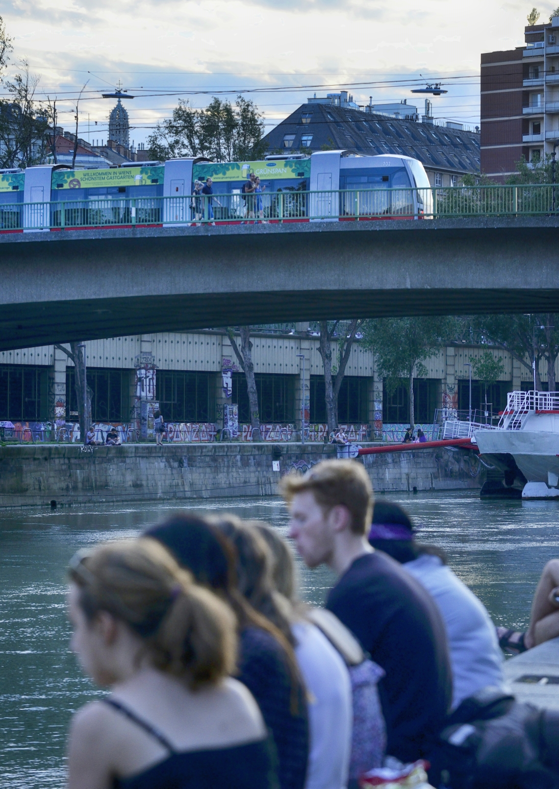 Straßenbahn der Linie 2 auf der Marienbrücke über den Donaukanal.