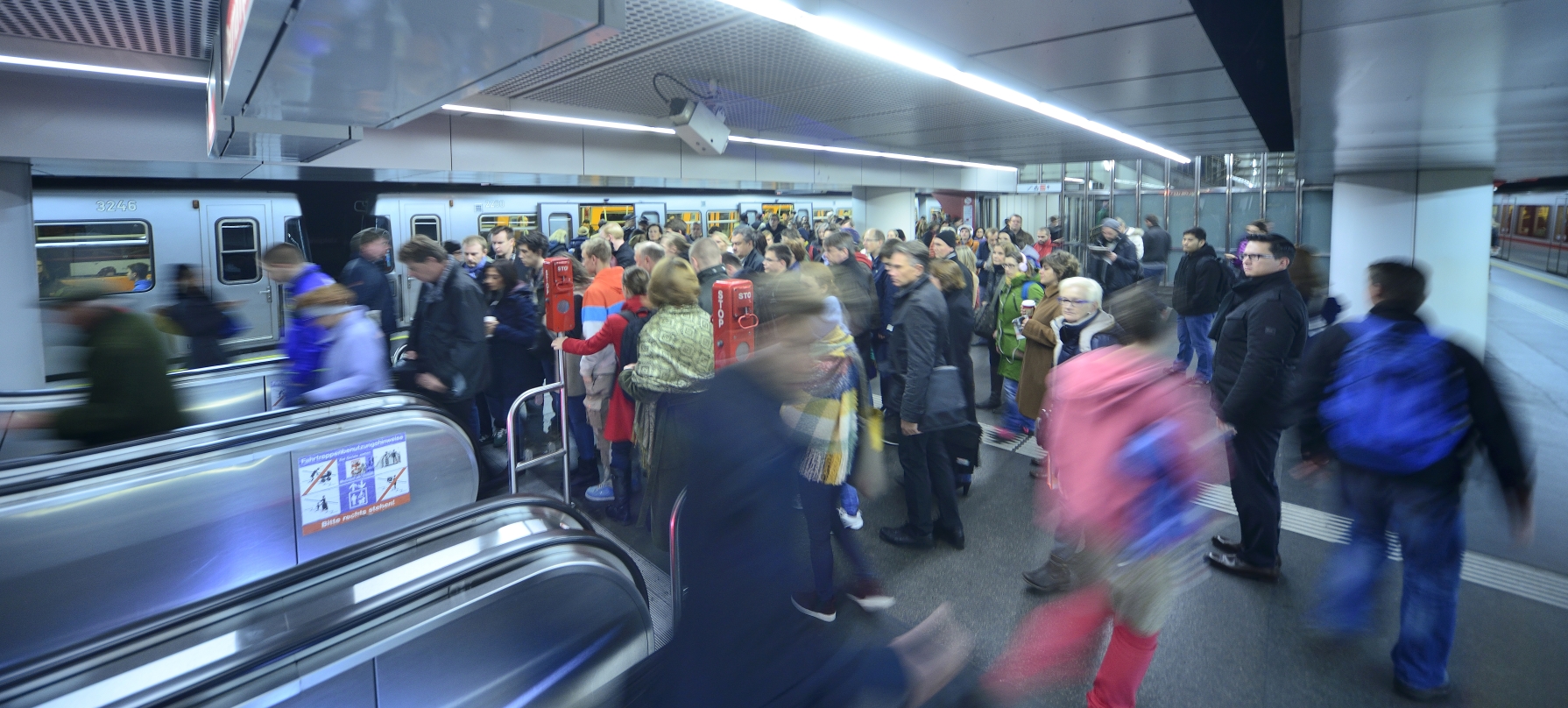 Viele Tausend Fahrgäste nutzen täglich die Wiener Linien, in diesem Bild die U-Bahn der Station Stephansplatz.