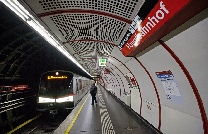 U-Bahn Zug der Linie U1 in Fahrtrichtung Reumannplatz in der Station Hauptbahnhof-Südtirolerplatz, Oktober 14