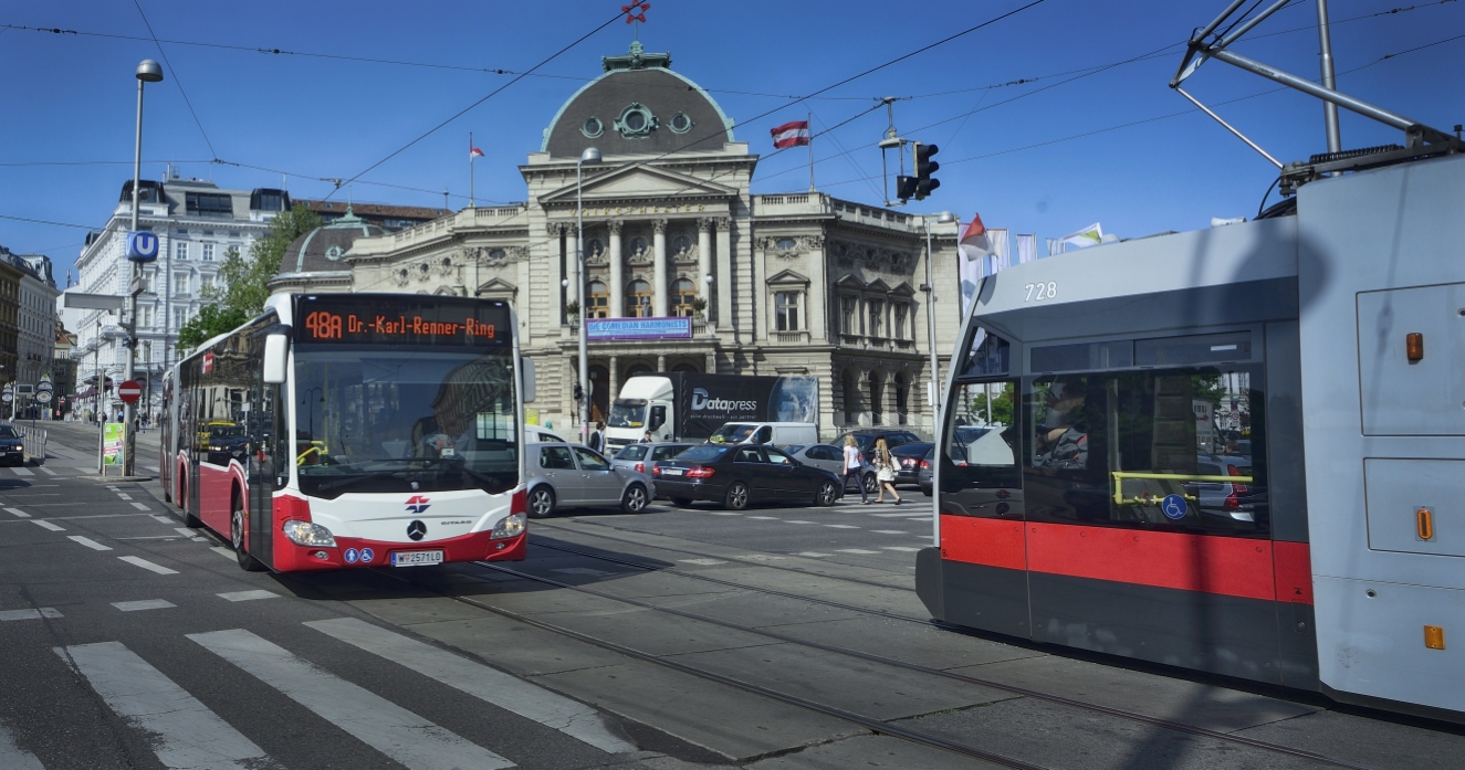 Ab sofort sind die neuen umweltfreundlichen CITARO Gelenksbusse des Herstellers Mercedes-Benz auch auf der Linie 48A im Einsatz.