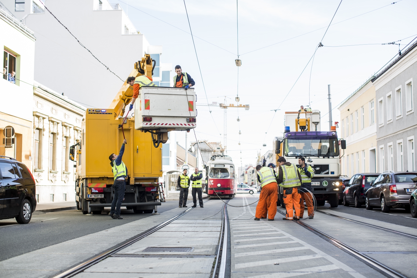 Reparatur einer beschädigten Straßenbahn-Oberleitung.